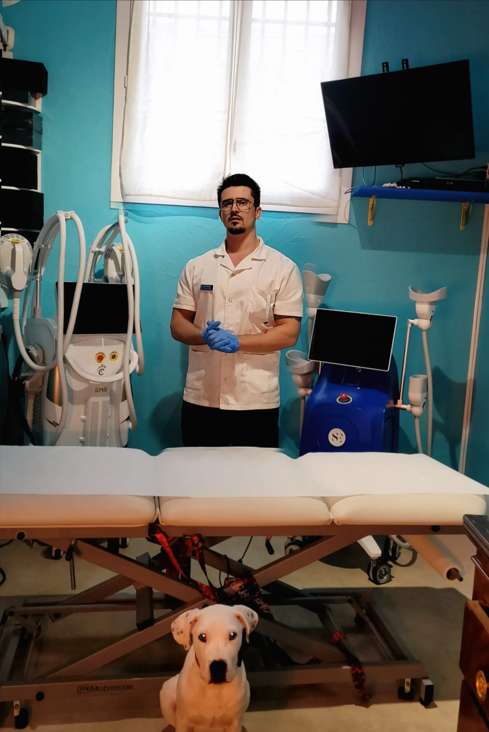 Cédric Evrard règle l'équipement de cryolipolyse dans son cabinet de Bouc-Bel-Air