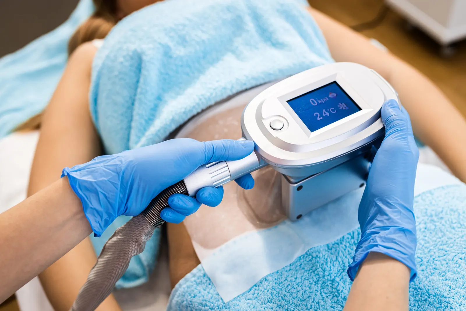Applicateur de cryolipolyse avec écran de contrôle tenu en main