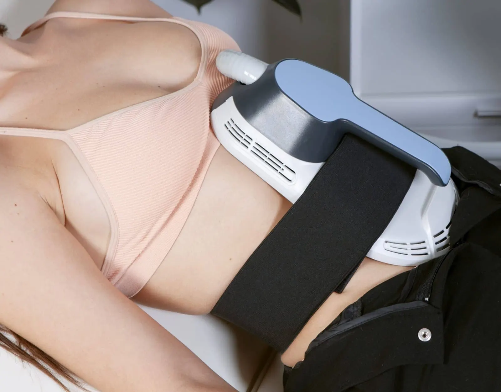 Applicateur EMS positionné sur les abdominaux pendant une séance