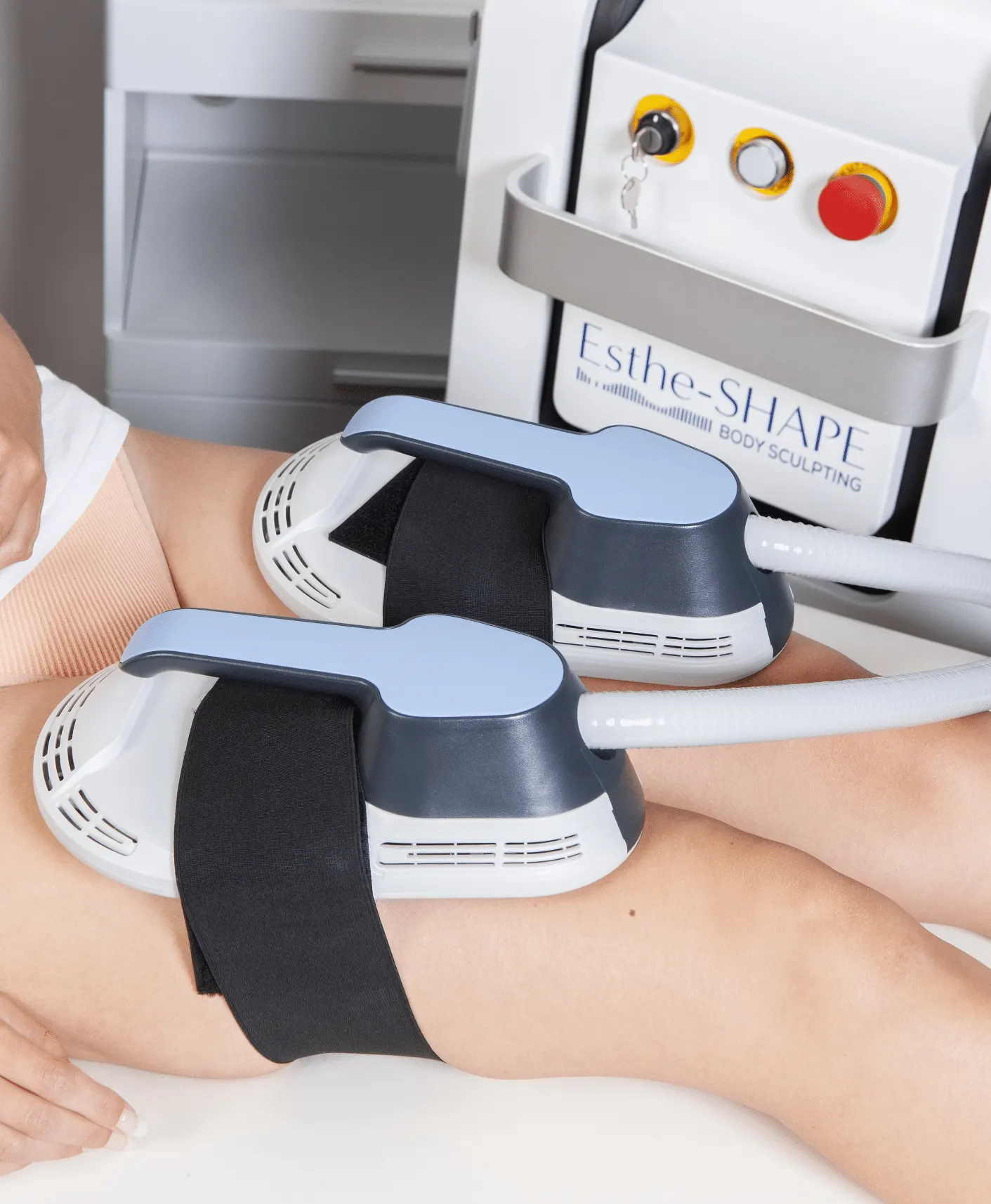 Séance d'EMS avec deux applicateurs d'électrostimulation positionnés sur les cuisses